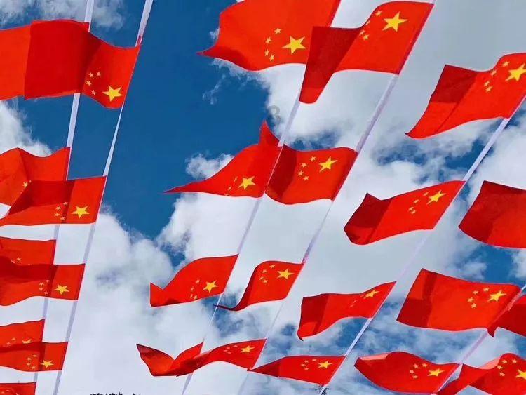 我给初中老师养老十年,让她儿子拿走退休金,她走后留给我件大衣